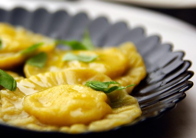 RAVIOLI Z KREWETKAMI I MANGO